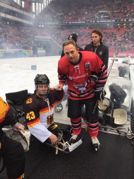 Bernhard Hering mit Head-Coach Andreas Pokorny, der vorher beim Legenden-Spiel KEC vs. DEG teilnahm